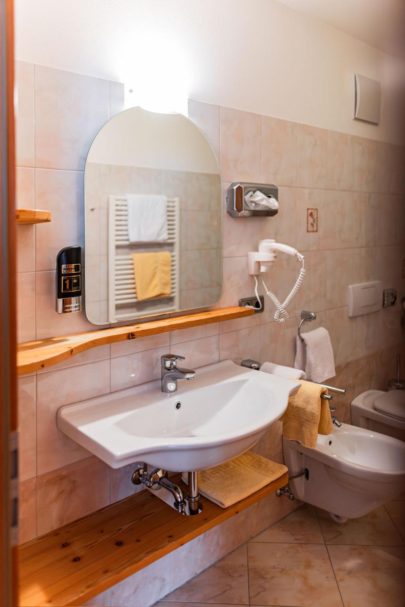 Hotel Ultnerhof Santa Gertrude Eksteriør billede